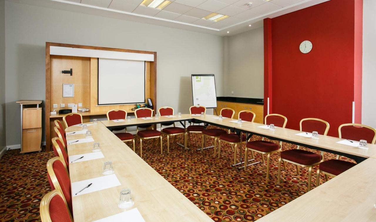 Holiday Inn Express Antrim By Ihg Экстерьер фото