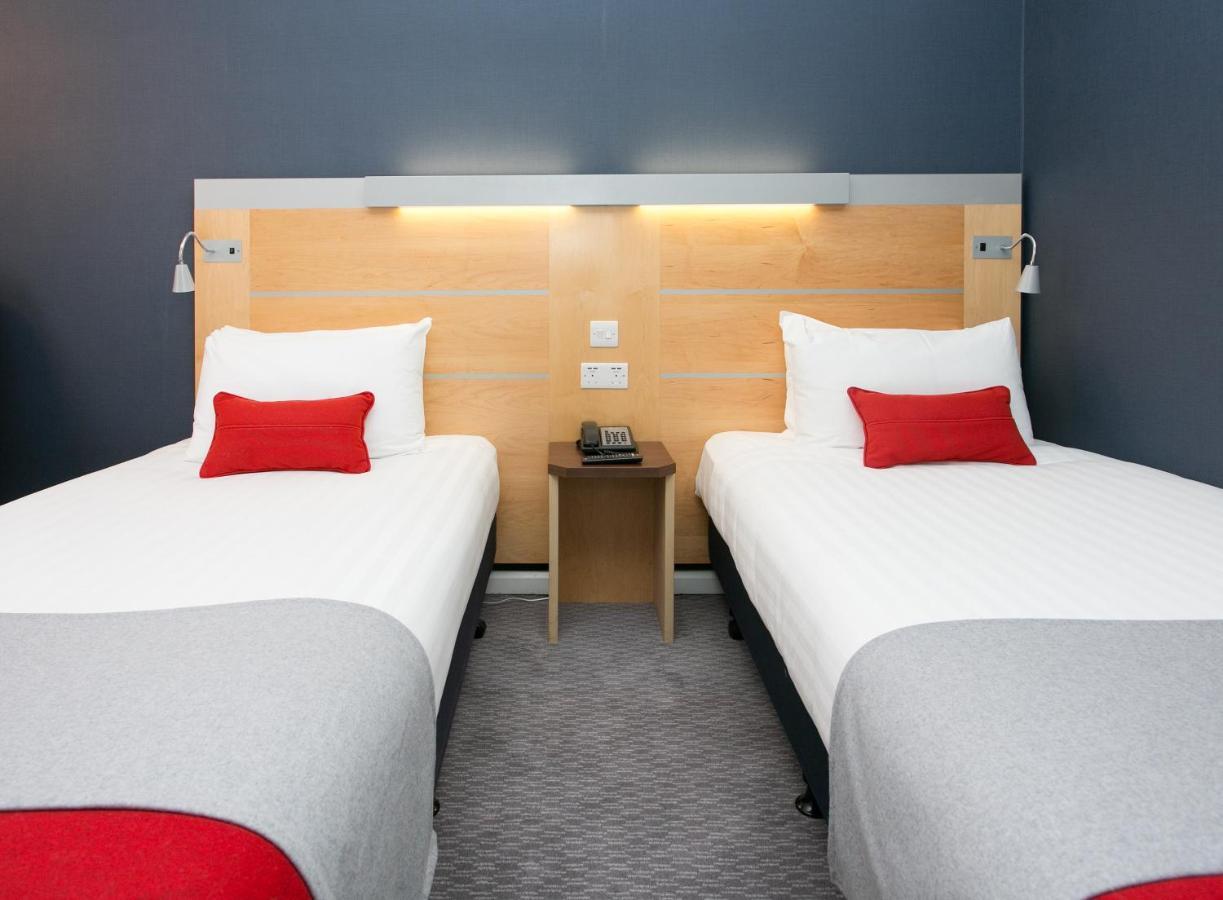 Holiday Inn Express Antrim By Ihg Экстерьер фото