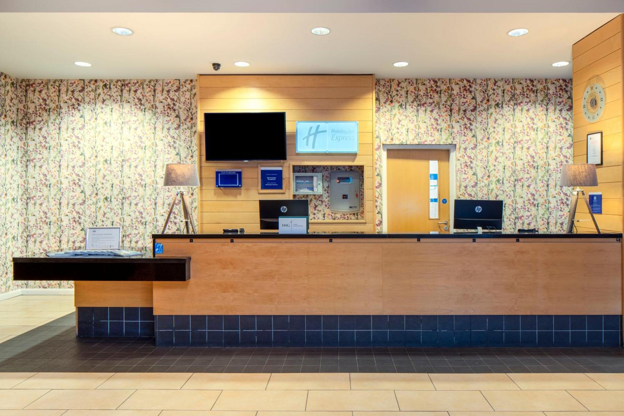 Holiday Inn Express Antrim By Ihg Экстерьер фото