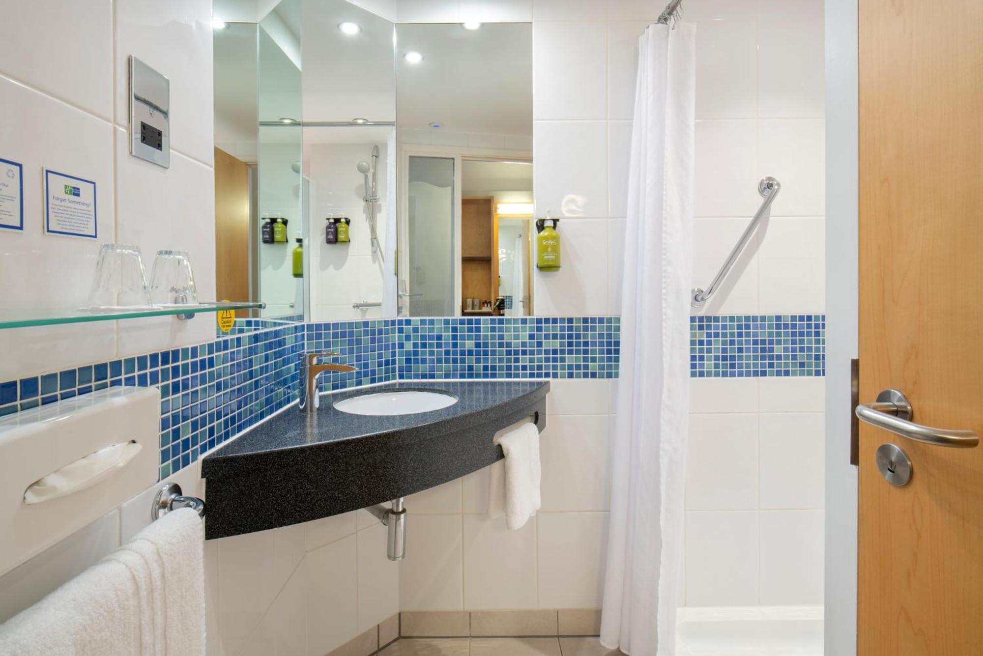 Holiday Inn Express Antrim By Ihg Экстерьер фото