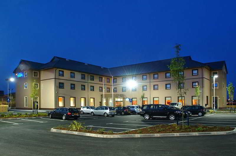 Holiday Inn Express Antrim By Ihg Экстерьер фото
