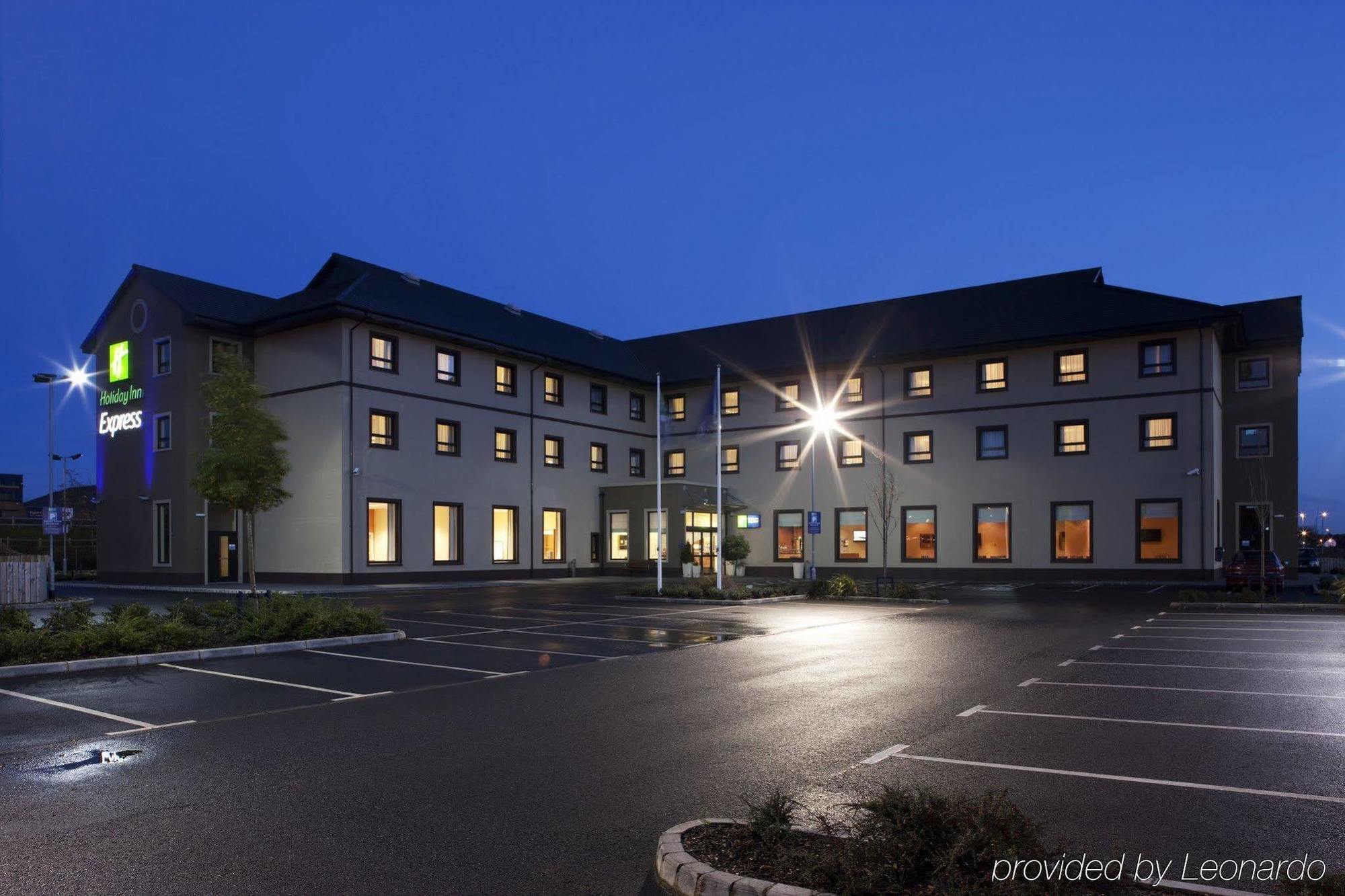 Holiday Inn Express Antrim By Ihg Экстерьер фото